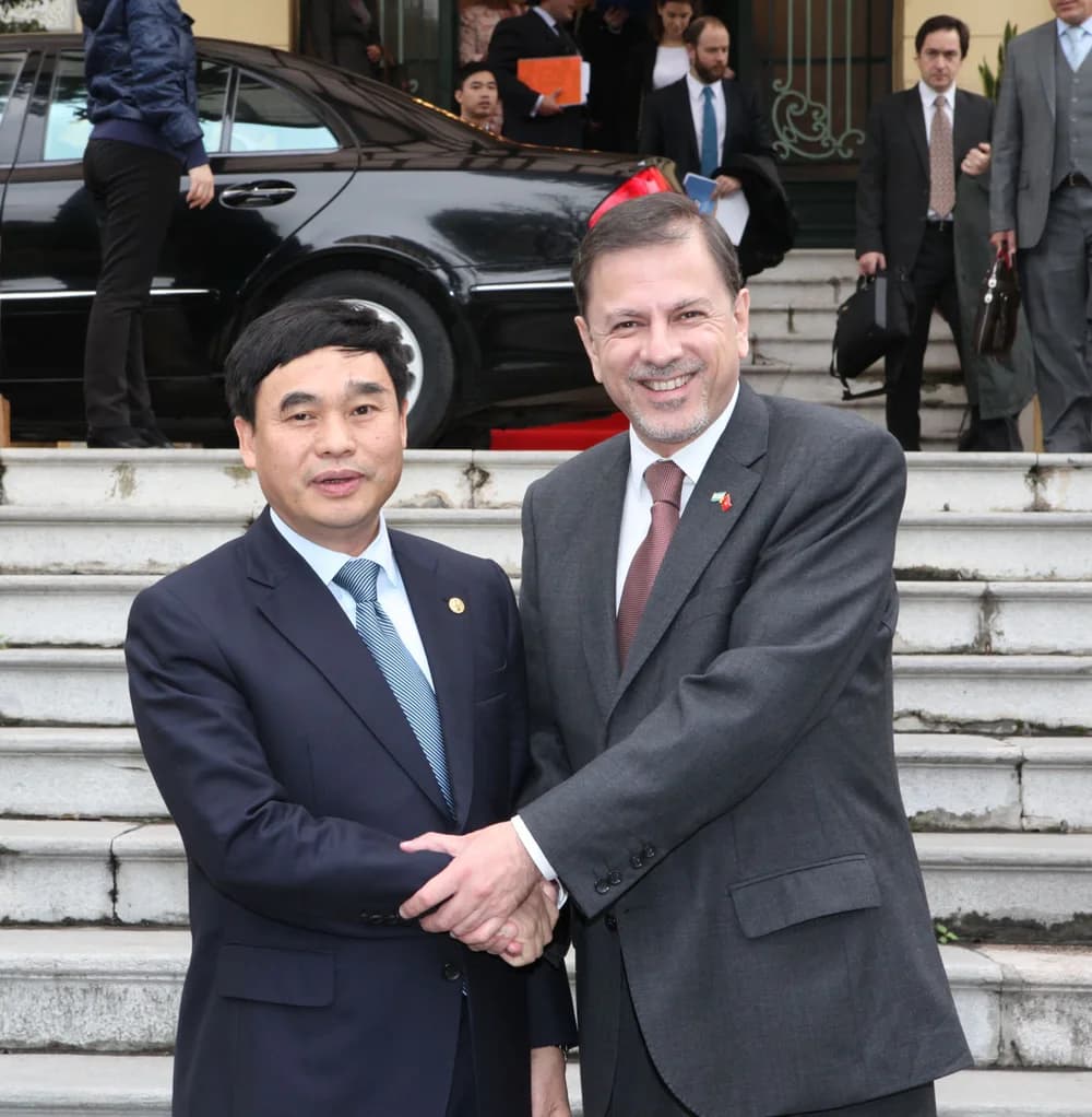 Hồ Xuân Sơn trong cuộc gặp với Thứ trưởng Ngoại giao Argentina Eduardo Zuaín năm 2014.